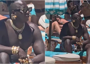 Τουρίστας 1024 καρατίων στην Μύκονο έγινε viral με τα κοσμήματα που φόρεσε για να πάει παραλία