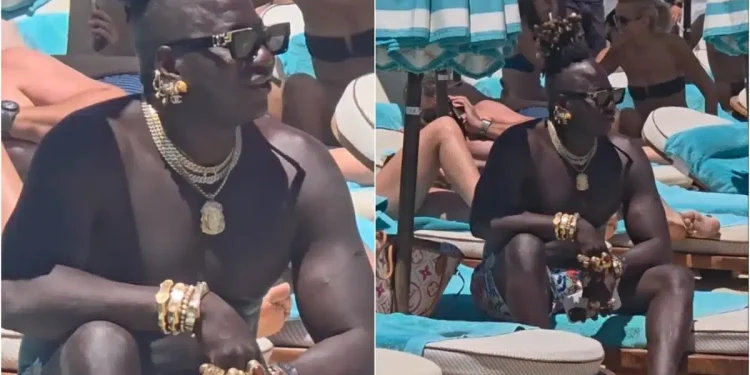 Τουρίστας 1024 καρατίων στην Μύκονο έγινε viral με τα κοσμήματα που φόρεσε για να πάει παραλία