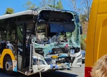 Συγκρούστηκαν δύο λεωφορεία στη Βούλα – Τουλάχιστον 47 τραυματίες, ανάμεσά τους 12 ανήλικοι