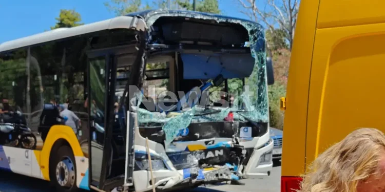 Συγκρούστηκαν δύο λεωφορεία στη Βούλα – Τουλάχιστον 47 τραυματίες, ανάμεσά τους 12 ανήλικοι