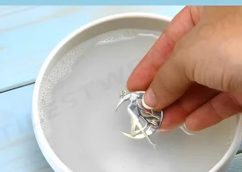 Καθαρίστε τα χρυσά και τα ασημένια κοσμήματα σας με τον πιο αποτελεσματικό τρόπο με απλά υλικά