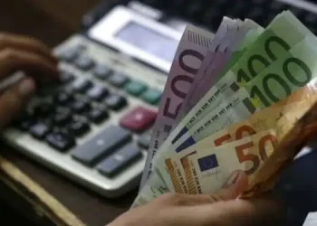 Αυξήσεις στις κύριες συντάξεις το 2026: Ποιοι ωφελούνται και πόσα θα πάρουν- Πίνακας