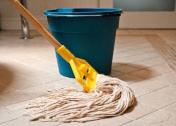 4 πράγματα που μπορείτε να βάλετε στο νερό της σφουγγαρίστρας για να μυρίζει υπέροχα το σπίτι σας