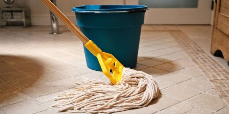 4 πράγματα που μπορείτε να βάλετε στο νερό της σφουγγαρίστρας για να μυρίζει υπέροχα το σπίτι σας