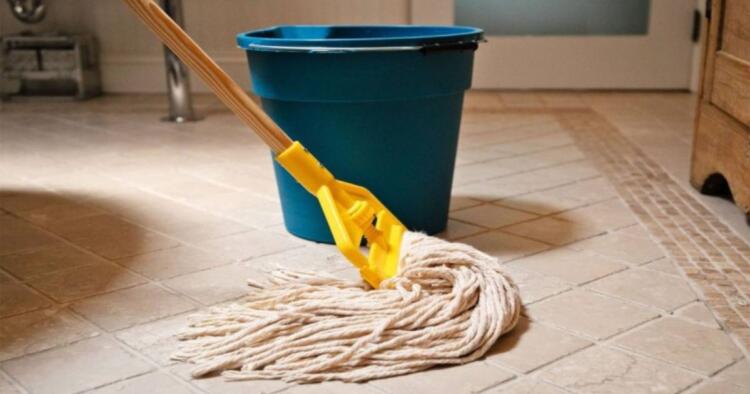 4 πράγματα που μπορείτε να βάλετε στο νερό της σφουγγαρίστρας για να μυρίζει υπέροχα το σπίτι σας