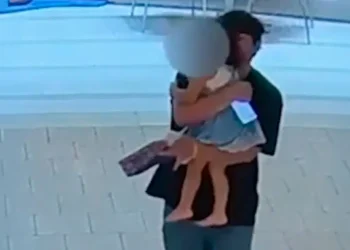 ΤΟΝ ΕΠΙΑΣΑΝ: Η στιγμή που άνδρας με σχιζοφρένεια αρπάζει το 3χρονο κοριτσάκι