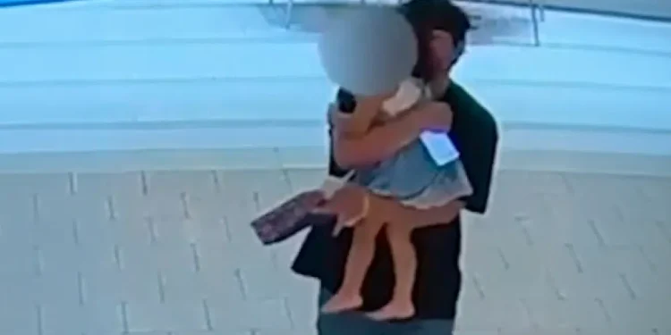 ΤΟΝ ΕΠΙΑΣΑΝ: Η στιγμή που άνδρας με σχιζοφρένεια αρπάζει το 3χρονο κοριτσάκι