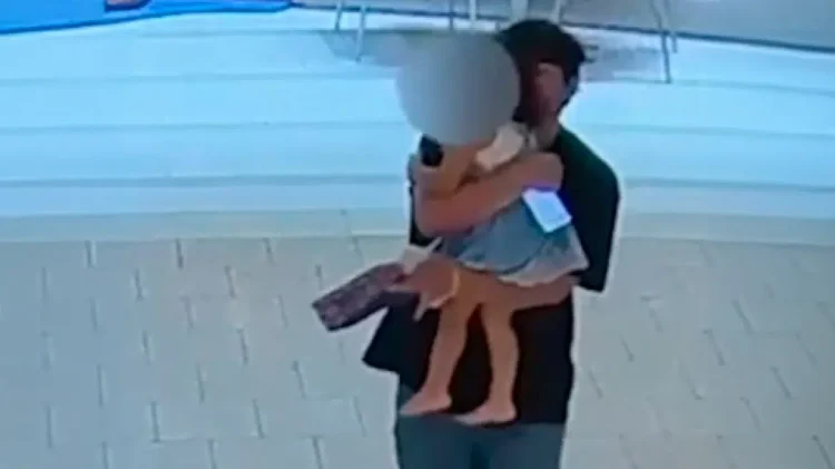 ΤΟΝ ΕΠΙΑΣΑΝ: Η στιγμή που άνδρας με σχιζοφρένεια αρπάζει το 3χρονο κοριτσάκι