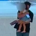 ΤΟΝ ΕΠΙΑΣΑΝ: Η στιγμή που άνδρας με σχιζοφρένεια αρπάζει το 3χρονο κοριτσάκι
