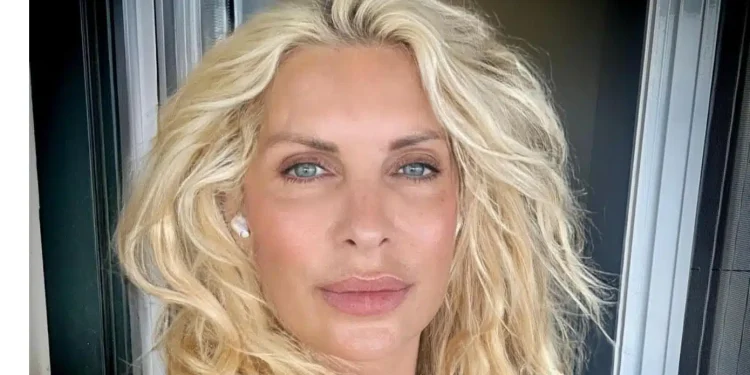 Βάζει τα «γυαλιά» στις 30άρες: Η Ελένη Μενεγάκη ποζάρει χωρίς μακιγιάζ με μαγιό στη παραλία & αποθεώνεται