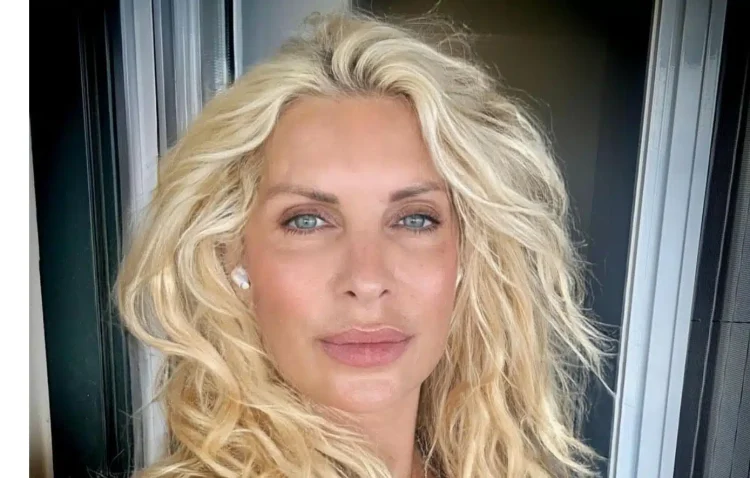 Βάζει τα «γυαλιά» στις 30άρες: Η Ελένη Μενεγάκη ποζάρει χωρίς μακιγιάζ με μαγιό στη παραλία & αποθεώνεται