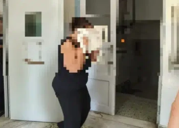 «Ζητώ συγγνώμη» είπε η 52χρονη που κατηγορείται για αιμομιξία με το ανήλικο παιδί της