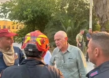 Στην Αχαΐα ο Γιώργος Παπανδρέου – Επισκέφθηκε τις περιοχές που πλήττονται από τις πυρκαγιές