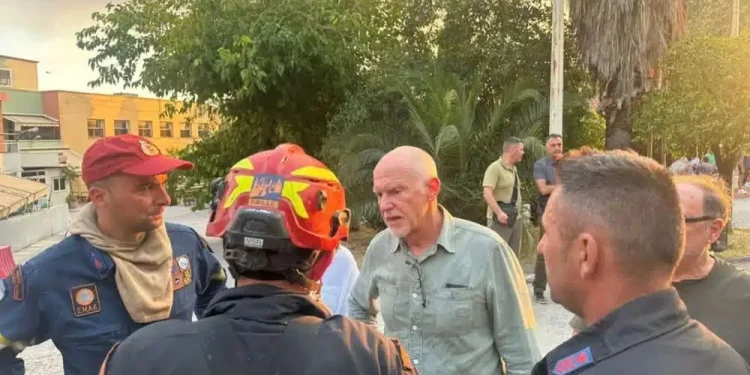 Στην Αχαΐα ο Γιώργος Παπανδρέου – Επισκέφθηκε τις περιοχές που πλήττονται από τις πυρκαγιές