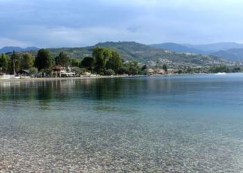 Η ελληνική παραλία με τα κρυστάλλινα νερά και το ασύλληπτο βάθος