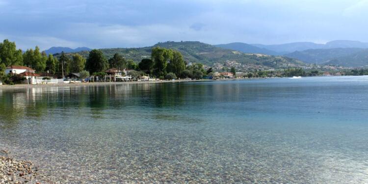 Η ελληνική παραλία με τα κρυστάλλινα νερά και το ασύλληπτο βάθος