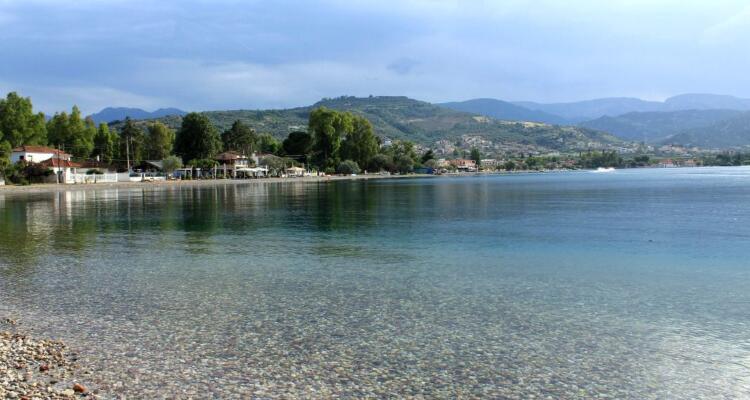 Η ελληνική παραλία με τα κρυστάλλινα νερά και το ασύλληπτο βάθος