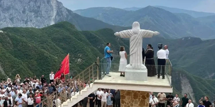 Η Αλβανία απέκτησε για πρώτη φορά στην ιστορία της άγαλμα του Ιησού Χριστού