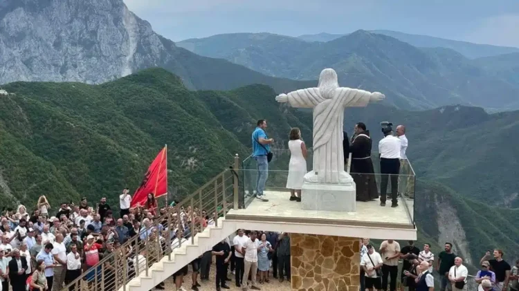 Η Αλβανία απέκτησε για πρώτη φορά στην ιστορία της άγαλμα του Ιησού Χριστού