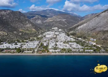 Η κατάλευκη πόλη της Ελλάδας που όλοι οι δρόμοι της έχουν ονόματα ηρώων της μυθολογίας και της ιστορίας