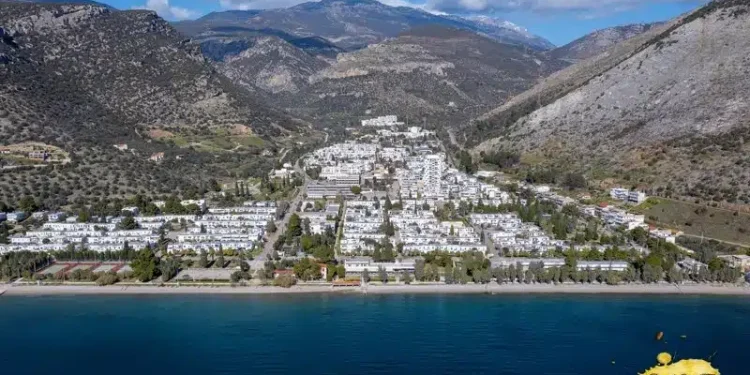 Η κατάλευκη πόλη της Ελλάδας που όλοι οι δρόμοι της έχουν ονόματα ηρώων της μυθολογίας και της ιστορίας