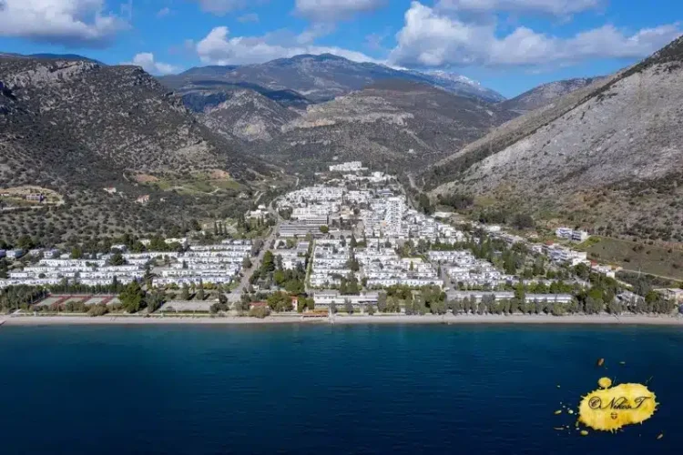 Η κατάλευκη πόλη της Ελλάδας που όλοι οι δρόμοι της έχουν ονόματα ηρώων της μυθολογίας και της ιστορίας