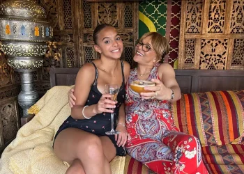 Συγκλονίζει η μάνα που έχασε ξαφνικά την κόρη της: «Μου είπε “Ξέρεις, μαμά, σ’ αγαπώ. Συγγνώμη, αντίο” και κατέρρευσε στην αγκαλιά μου»