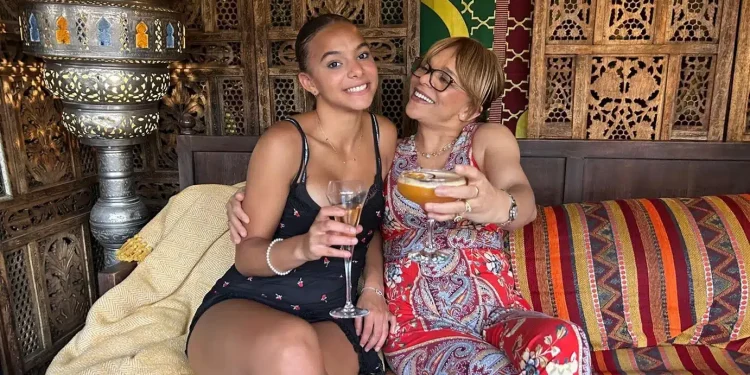 Συγκλονίζει η μάνα που έχασε ξαφνικά την κόρη της: «Μου είπε “Ξέρεις, μαμά, σ’ αγαπώ. Συγγνώμη, αντίο” και κατέρρευσε στην αγκαλιά μου»