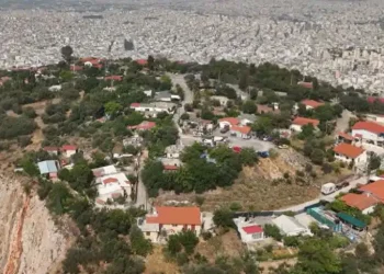 Το άγνωστο χωριό στο κέντρο της Αθήνας με τις ασβεστωμένες αυλές, τα βοσκοτόπια και την ωραία θέα