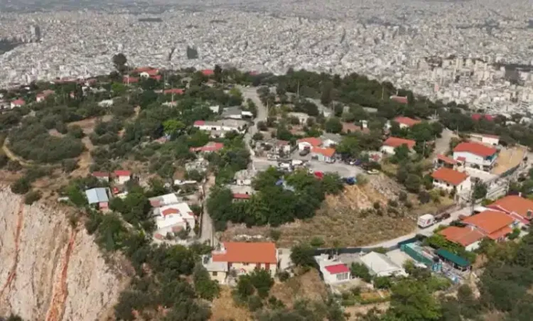 Το άγνωστο χωριό στο κέντρο της Αθήνας με τις ασβεστωμένες αυλές, τα βοσκοτόπια και την ωραία θέα