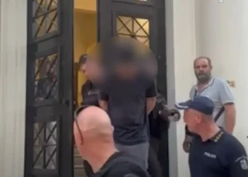 «Μπράβο, λεβέντη μου»: Χειροκροτήματα από την οικογένεια και φίλους στον 25χρονο που κατηγορείται για τη φωτιά στο Γηροκομείο