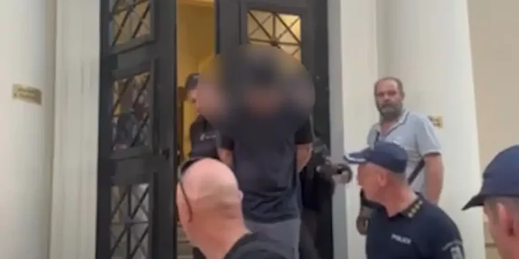 «Μπράβο, λεβέντη μου»: Χειροκροτήματα από την οικογένεια και φίλους στον 25χρονο που κατηγορείται για τη φωτιά στο Γηροκομείο