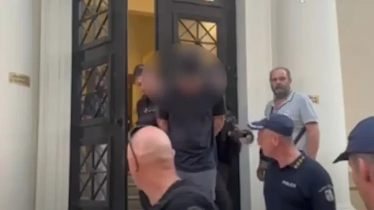 «Μπράβο, λεβέντη μου»: Χειροκροτήματα από την οικογένεια και φίλους στον 25χρονο που κατηγορείται για τη φωτιά στο Γηροκομείο