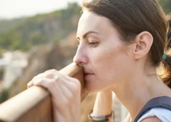 Εάν μια γυναίκα εμφανίζει αυτές τις 9 συμπεριφορές, είναι κρυφά δυστυχισμένη στη ζωή