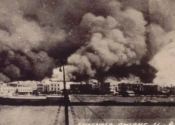 Σαν σήμερα, 29 Αυγούστου 1922: Η Σμύρνη πυρπολείται από τους Τούρκους – Χιλιάδες Έλληνες και Αρμένιοι χάνουν τη ζωή τους και ξεριζώνονται