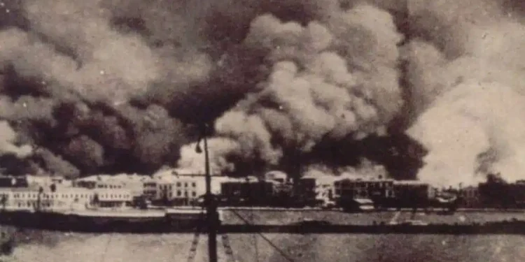 Σαν σήμερα, 29 Αυγούστου 1922: Η Σμύρνη πυρπολείται από τους Τούρκους – Χιλιάδες Έλληνες και Αρμένιοι χάνουν τη ζωή τους και ξεριζώνονται