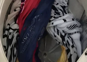 Όταν πλένετε τα ρούχα, μην βάζετε μόνο απορρυπαντικό. Μάθετε τον μυστικό τρόπο να κάνετε τα βρόμικα ρούχα σαν καινούργια