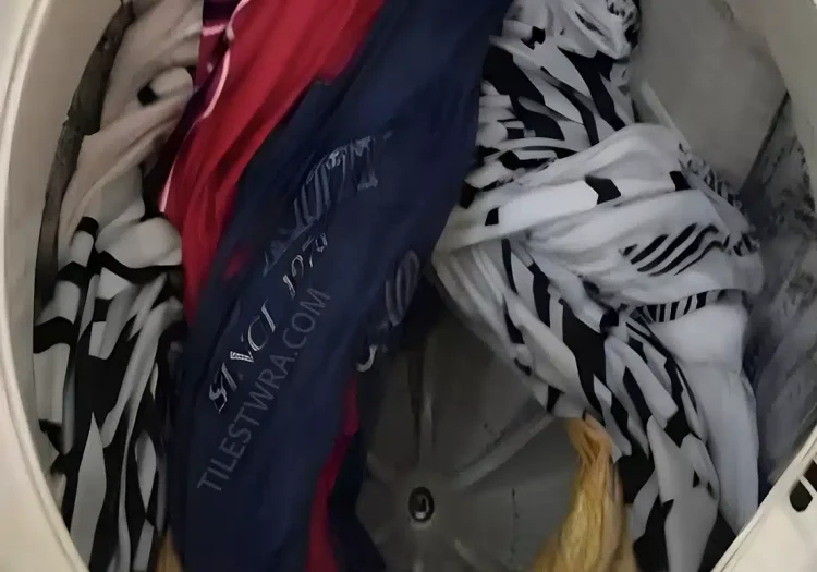 Όταν πλένετε τα ρούχα, μην βάζετε μόνο απορρυπαντικό. Μάθετε τον μυστικό τρόπο να κάνετε τα βρόμικα ρούχα σαν καινούργια