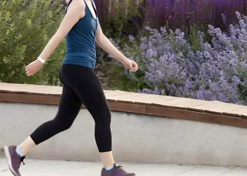 Χάστε βάρος με περπάτημα: Ένας γυμναστής αποκαλύπτει τα ακριβή χιλιόμετρα που πρέπει να κάνετε καθημερινά