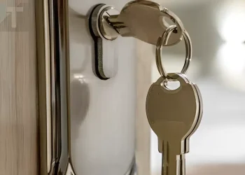 Γιατί πρέπει να αφήνουμε το κλειδί πάντα στην πόρτα το βράδυ; Τι εξηγεί ειδικός