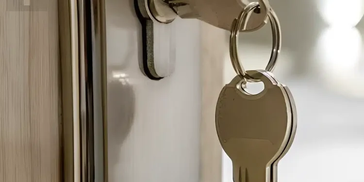 Γιατί πρέπει να αφήνουμε το κλειδί πάντα στην πόρτα το βράδυ; Τι εξηγεί ειδικός