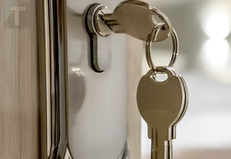 Γιατί πρέπει να αφήνουμε το κλειδί πάντα στην πόρτα το βράδυ; Τι εξηγεί ειδικός