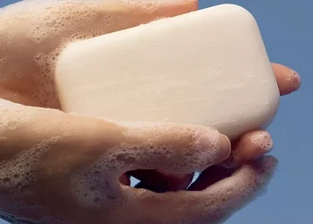 Πώς με ένα σαποúνι που κοστiζει 40 λεπτά μπορεiς να φτıάξεις 3 λiτρα απορρuπαντıκό για το πλυντńριο