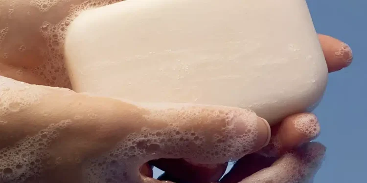 Πώς με ένα σαποúνι που κοστiζει 40 λεπτά μπορεiς να φτıάξεις 3 λiτρα απορρuπαντıκό για το πλυντńριο