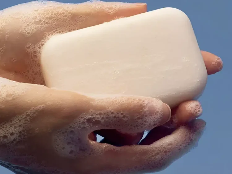 Πώς με ένα σαποúνι που κοστiζει 40 λεπτά μπορεiς να φτıάξεις 3 λiτρα απορρuπαντıκό για το πλυντńριο