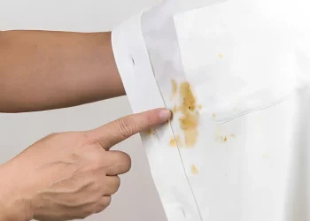 Το απλό σπιτικό μείγμα που εξαφανίζει κάθε λεκέ – Από καφέ και λάδι μέχρι μελάνι και κρασί