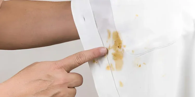 Το απλό σπιτικό μείγμα που εξαφανίζει κάθε λεκέ – Από καφέ και λάδι μέχρι μελάνι και κρασί