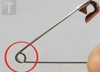 Ποιος είναι ο σκοπός αυτής της μικροσκοπικής τρύπας σε μια παραμάνα;