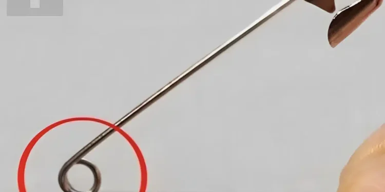 Ποιος είναι ο σκοπός αυτής της μικροσκοπικής τρύπας σε μια παραμάνα;