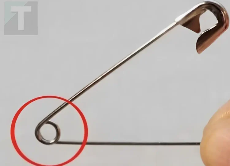 Ποιος είναι ο σκοπός αυτής της μικροσκοπικής τρύπας σε μια παραμάνα;